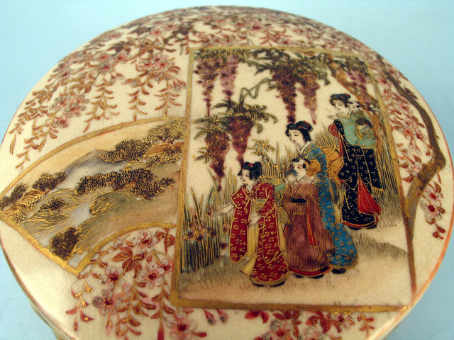 QUALITY LARGE SATSUMA MEIJI JAPANESE COVERED BOX KOGO SIGNED TAIZAN