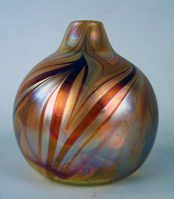 UNUSUAL QUEZAL SIGNED HOOKED VASE LIGHT IRIDESCENCE