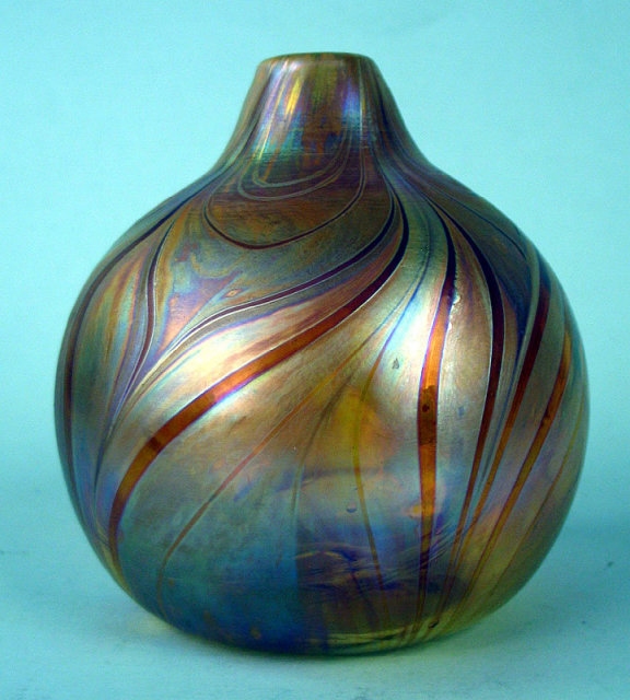 UNUSUAL QUEZAL SIGNED HOOKED VASE LIGHT IRIDESCENCE