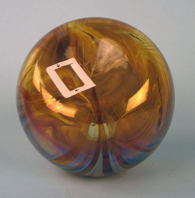UNUSUAL QUEZAL SIGNED HOOKED VASE LIGHT IRIDESCENCE