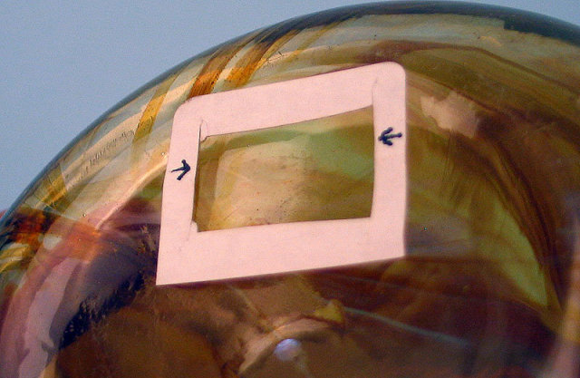 UNUSUAL QUEZAL SIGNED HOOKED VASE LIGHT IRIDESCENCE