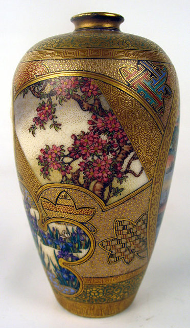 Stunning Satsuma Miniature Meiji Japanese Masterpiece Rooster Vase