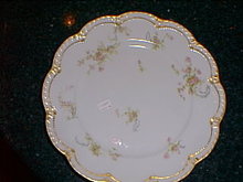 Haviland Limoges dinner plate, Schleiger 57G, roses & gold trim