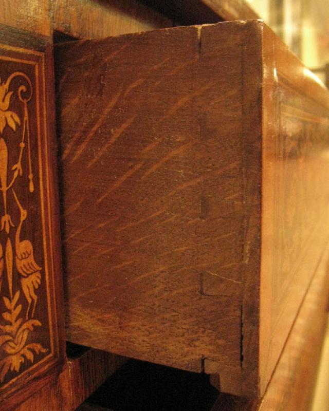 Antique Italian Neoclassical Chest of Drawers in Manner of Giuseppe Maggiolini
