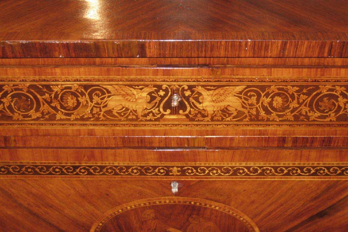 Antique Italian Neoclassical Chest of Drawers in Manner of Giuseppe Maggiolini