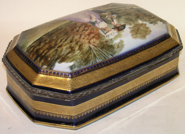 French DECO Porcelain Dresser Box