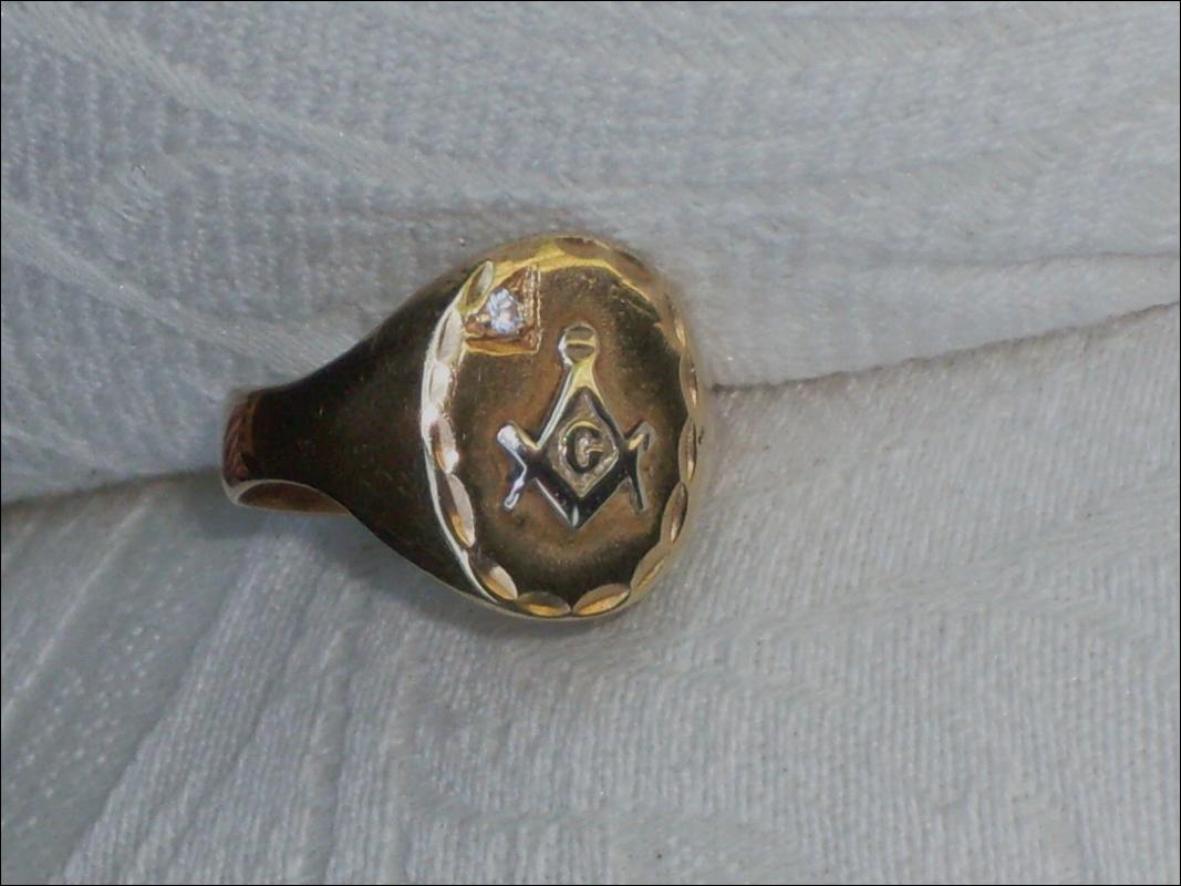 $10.00 SHIPPING USA + Canada_ Beautiful Vintage Men's MASONIC 10k GOLD Ring _ makes a nice Gift