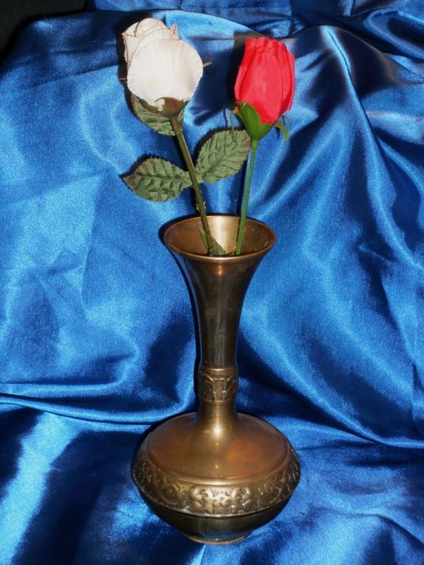Mildly Ornate BEAUTIFUL SPUN CAST BRASS / BRONZE VASE _That Rings like a BELL when tapped. Heavy
