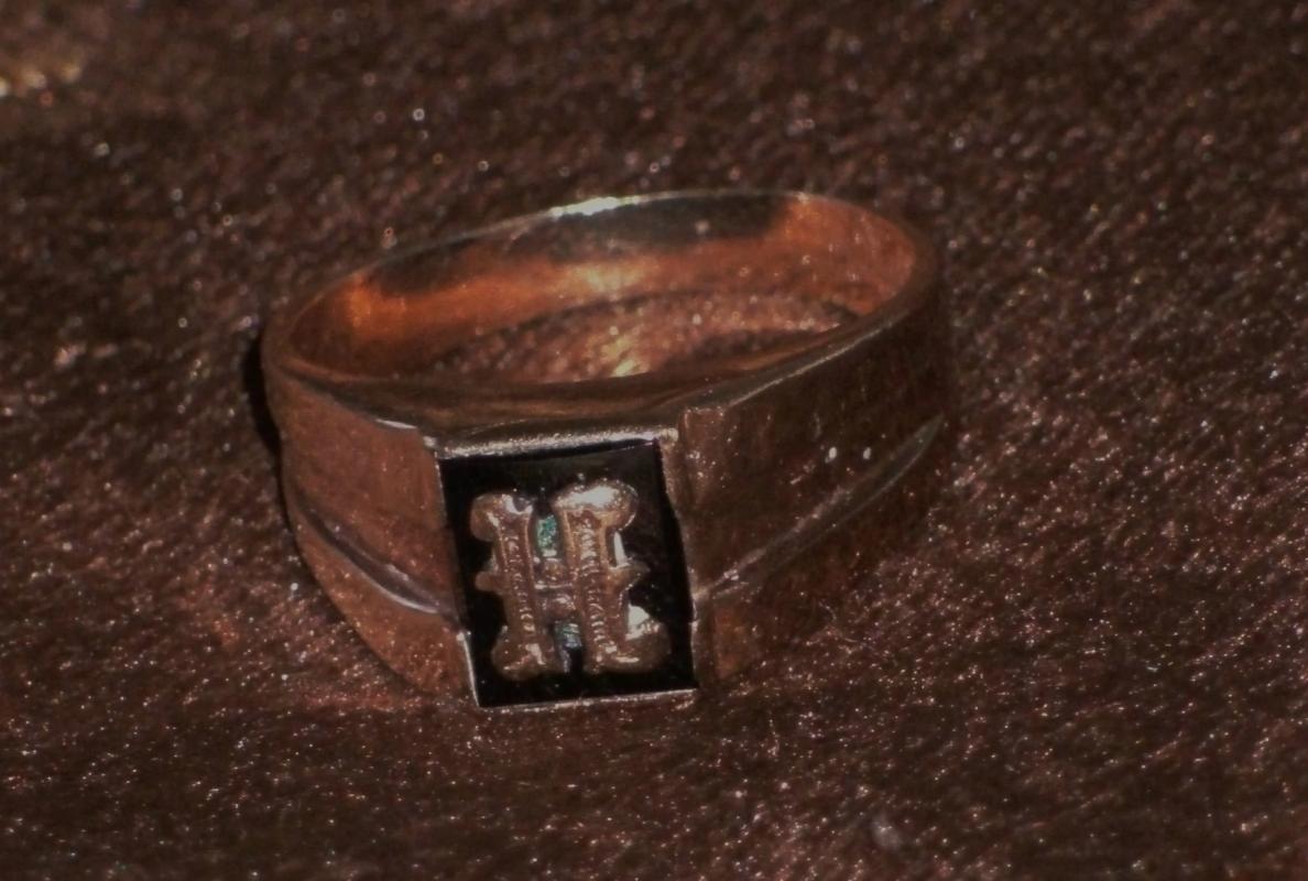 10K GOLD Ring LETTER H ( screw holding letter ) on Black Alaskan Diamond _Quality old Ring Nice Condition