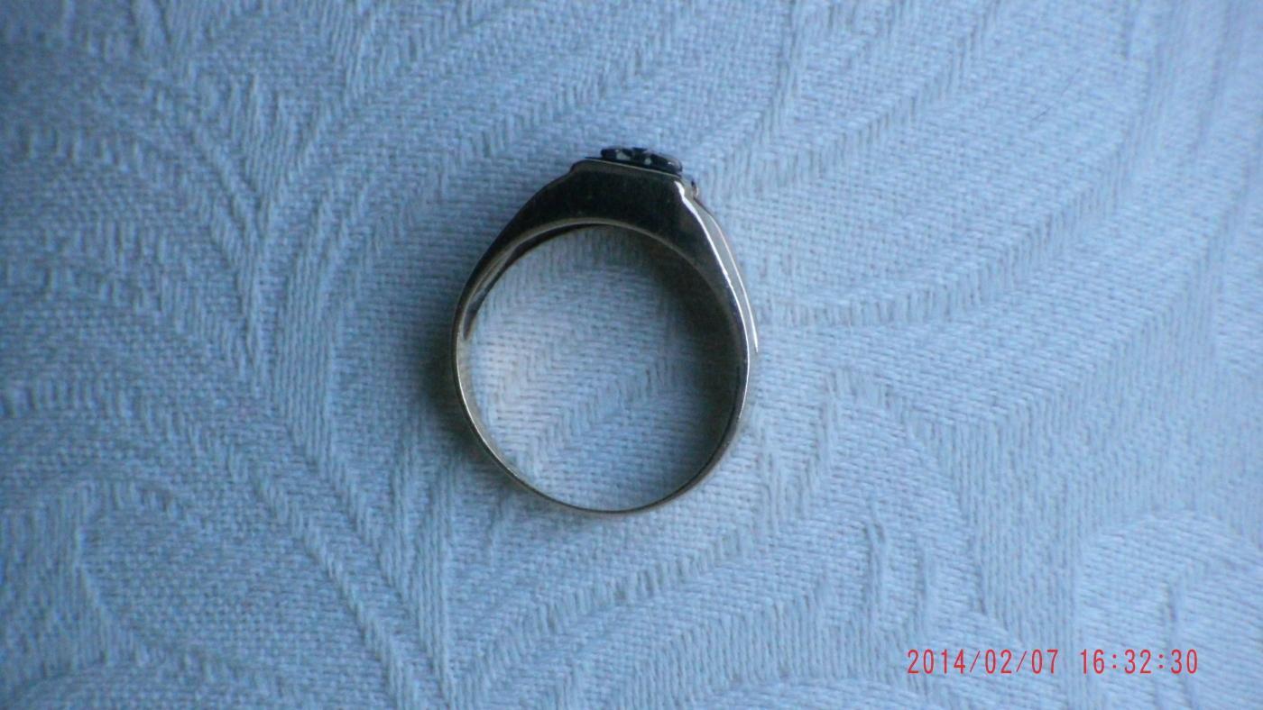 10K GOLD Ring LETTER H ( screw holding letter ) on Black Alaskan Diamond _Quality old Ring Nice Condition