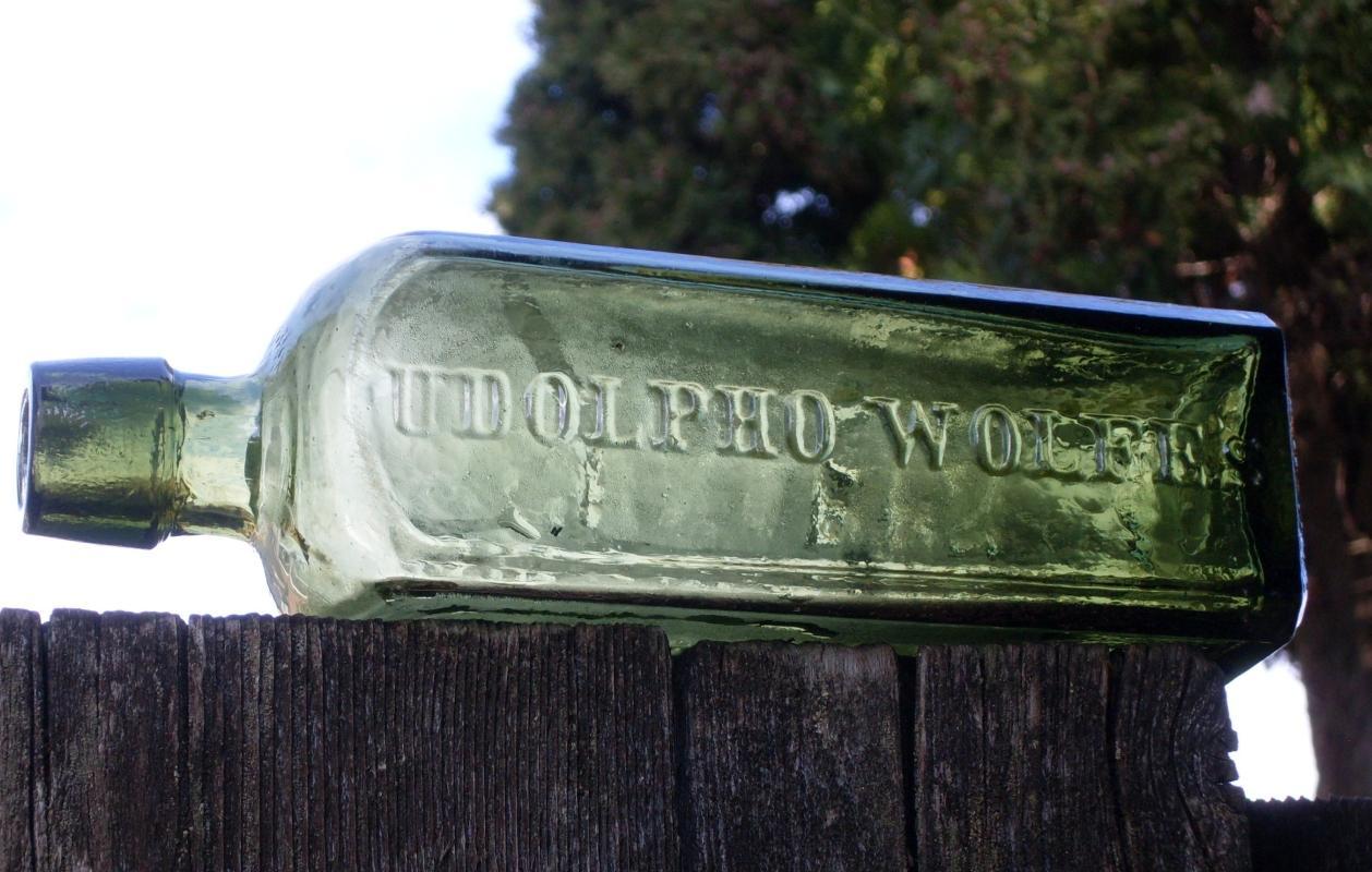 c 1848 - 1880 New York importer UDOLPHO WOLFE'S SCHIEDAM AROMATIC SCHNAPPS Size 20.32cm X 5.715cm Mottled Green primitive Nice Condition