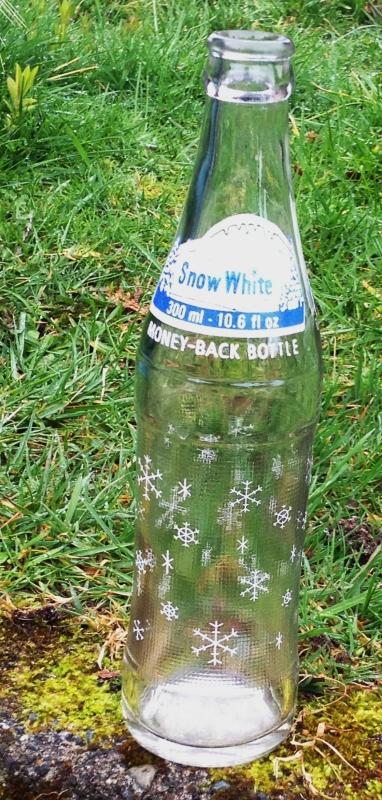 MID-CENTURY _ MARCH 26, 1962_ SNOW WHITE CLEAR GLASS POP BOTTLE with Blue + While Logo_ 10.6 Oz Fl_ NO DAMAGE_ Clean _ Nice Decorative Pop