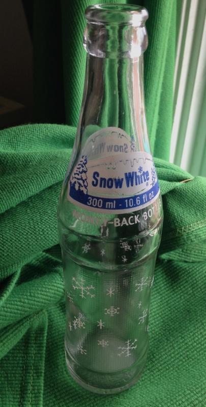 MID-CENTURY _ MARCH 26, 1962_ SNOW WHITE CLEAR GLASS POP BOTTLE with Blue + While Logo_ 10.6 Oz Fl_ NO DAMAGE_ Clean _ Nice Decorative Pop