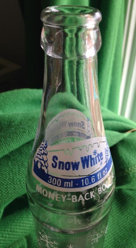 MID-CENTURY _ MARCH 26, 1962_ SNOW WHITE CLEAR GLASS POP BOTTLE with Blue + While Logo_ 10.6 Oz Fl_ NO DAMAGE_ Clean _ Nice Decorative Pop