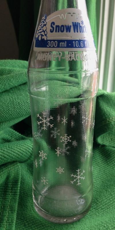 MID-CENTURY _ MARCH 26, 1962_ SNOW WHITE CLEAR GLASS POP BOTTLE with Blue + While Logo_ 10.6 Oz Fl_ NO DAMAGE_ Clean _ Nice Decorative Pop