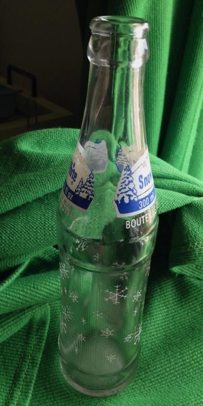 MID-CENTURY _ MARCH 26, 1962_ SNOW WHITE CLEAR GLASS POP BOTTLE with Blue + While Logo_ 10.6 Oz Fl_ NO DAMAGE_ Clean _ Nice Decorative Pop