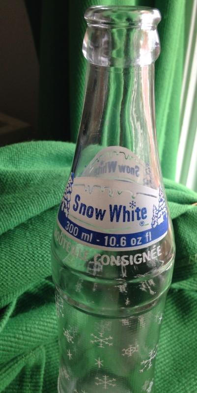 MID-CENTURY _ MARCH 26, 1962_ SNOW WHITE CLEAR GLASS POP BOTTLE with Blue + While Logo_ 10.6 Oz Fl_ NO DAMAGE_ Clean _ Nice Decorative Pop