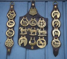 British ANTIQUE ROADSHOW Artifacts ~~ ESTATE Metalware ANTIQUE HORSE BRASSES 18 pcs Circa 1890-1902 LARGE LEATHER SHIELD MERIT Badge T.Moy Ltd To: Jeff -Best Suffolk Horse. FELIXSTOWE+District Horse Parade Society BRITISH HISTORICAL Artifact