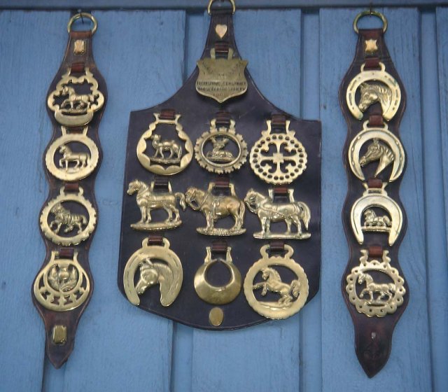 British ANTIQUE ROADSHOW Artifacts ~~ ESTATE Metalware ANTIQUE HORSE BRASSES 18 pcs Circa 1890-1902 LARGE LEATHER SHIELD MERIT Badge T.Moy Ltd To: Jeff -Best Suffolk Horse. FELIXSTOWE+District Horse Parade Society BRITISH HISTORICAL Artifact