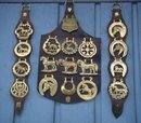 British ANTIQUE ROADSHOW Artifacts ~~ ESTATE Metalware ANTIQUE HORSE BRASSES 18 pcs Circa 1890-1902 LARGE LEATHER SHIELD MERIT Badge T.Moy Ltd To: Jeff -Best Suffolk Horse. FELIXSTOWE+District Horse Parade Society BRITISH HISTORICAL Artifact
