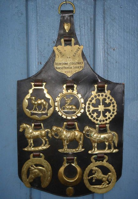 British ANTIQUE ROADSHOW Artifacts ~~ ESTATE Metalware ANTIQUE HORSE BRASSES 18 pcs Circa 1890-1902 LARGE LEATHER SHIELD MERIT Badge T.Moy Ltd To: Jeff -Best Suffolk Horse. FELIXSTOWE+District Horse Parade Society BRITISH HISTORICAL Artifact