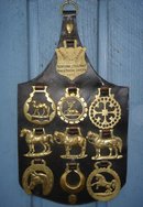 British ANTIQUE ROADSHOW Artifacts ~~ ESTATE Metalware ANTIQUE HORSE BRASSES 18 pcs Circa 1890-1902 LARGE LEATHER SHIELD MERIT Badge T.Moy Ltd To: Jeff -Best Suffolk Horse. FELIXSTOWE+District Horse Parade Society BRITISH HISTORICAL Artifact