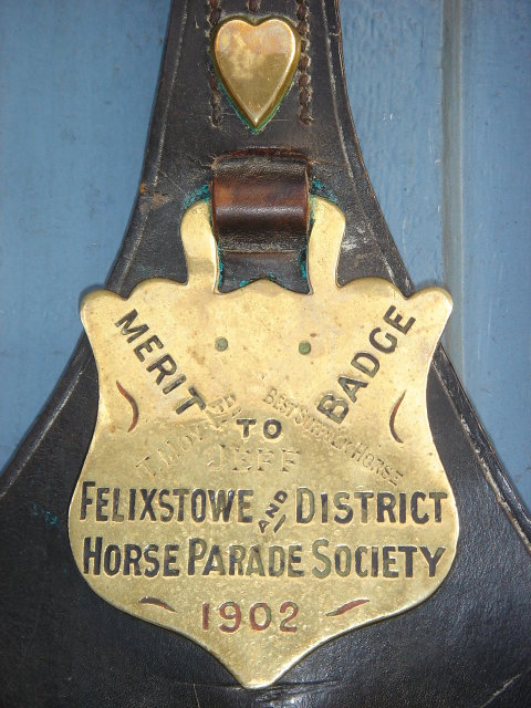 British ANTIQUE ROADSHOW Artifacts ~~ ESTATE Metalware ANTIQUE HORSE BRASSES 18 pcs Circa 1890-1902 LARGE LEATHER SHIELD MERIT Badge T.Moy Ltd To: Jeff -Best Suffolk Horse. FELIXSTOWE+District Horse Parade Society BRITISH HISTORICAL Artifact