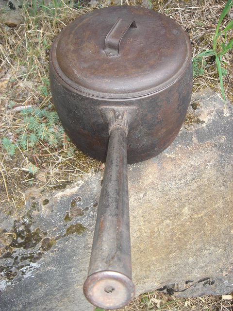Metalware ~ Estate ~ ANTIQUE ~ BROOKFIELD Heavy CAST IRON POT with Original Lid ~ Fantastic Find for this Age. HANDLE DETACHES if you require for moving or storing away. ~ Large 3.5 Quart Size