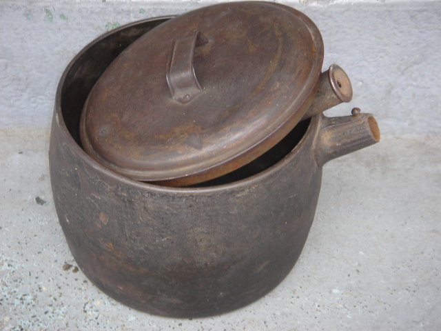 Metalware ~ Estate ~ ANTIQUE ~ BROOKFIELD Heavy CAST IRON POT with Original Lid ~ Fantastic Find for this Age. HANDLE DETACHES if you require for moving or storing away. ~ Large 3.5 Quart Size