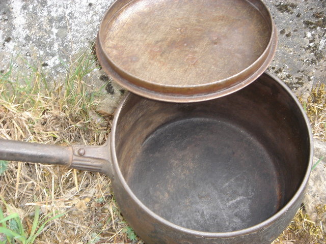 Metalware ~ Estate ~ ANTIQUE ~ BROOKFIELD Heavy CAST IRON POT with Original Lid ~ Fantastic Find for this Age. HANDLE DETACHES if you require for moving or storing away. ~ Large 3.5 Quart Size