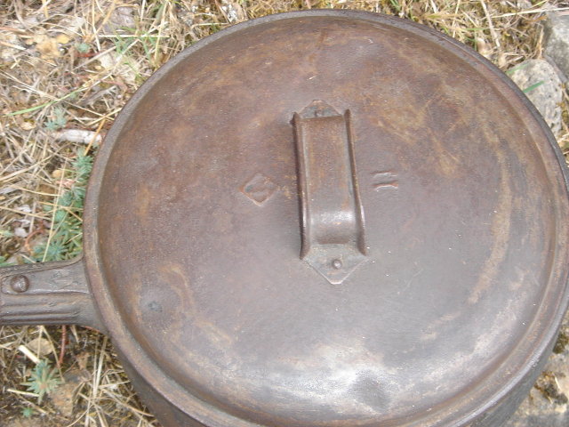 Metalware ~ Estate ~ ANTIQUE ~ BROOKFIELD Heavy CAST IRON POT with Original Lid ~ Fantastic Find for this Age. HANDLE DETACHES if you require for moving or storing away. ~ Large 3.5 Quart Size