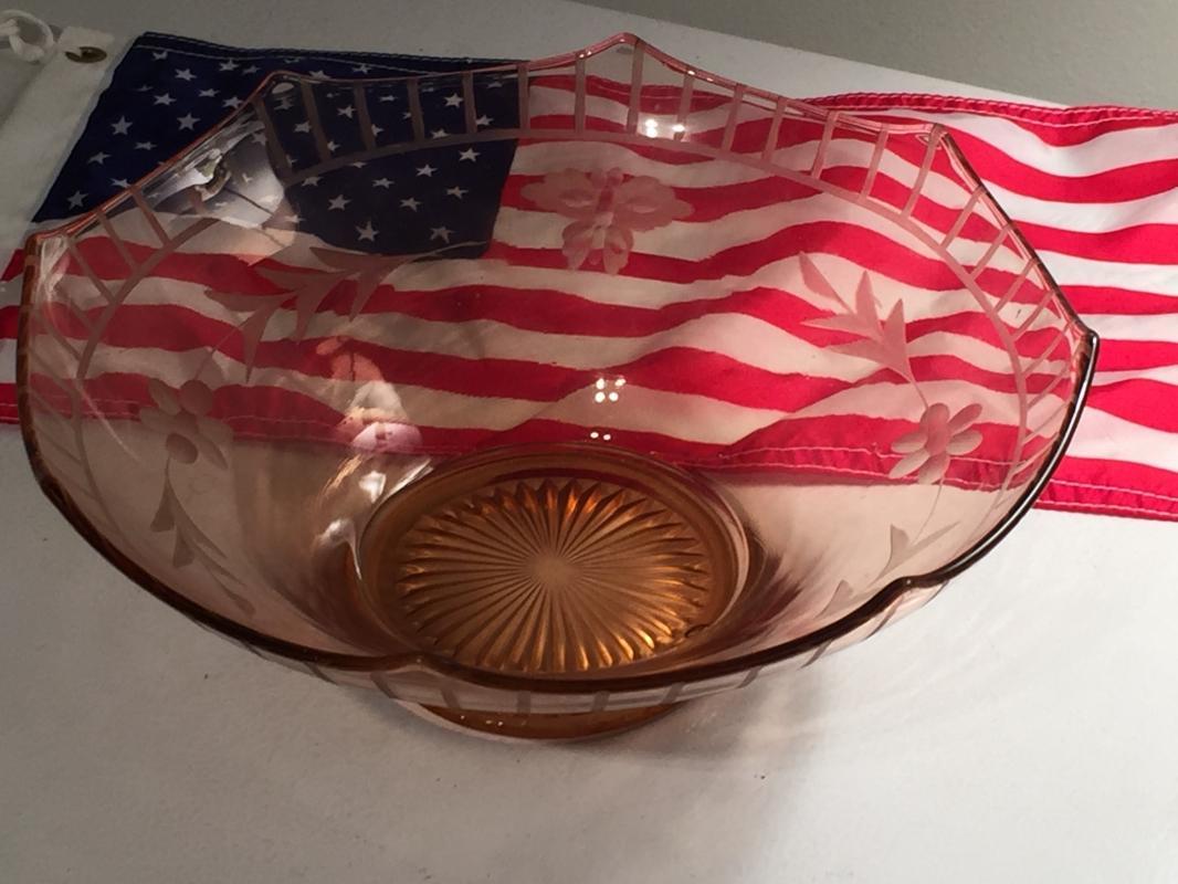 IMPERIAL GLASS Co. USA Large BOWL_ MOLLY_ Rare Find pattern BUTTERFLY and Etched design. NO DAMAGE _ Depression glass BEAUTY_