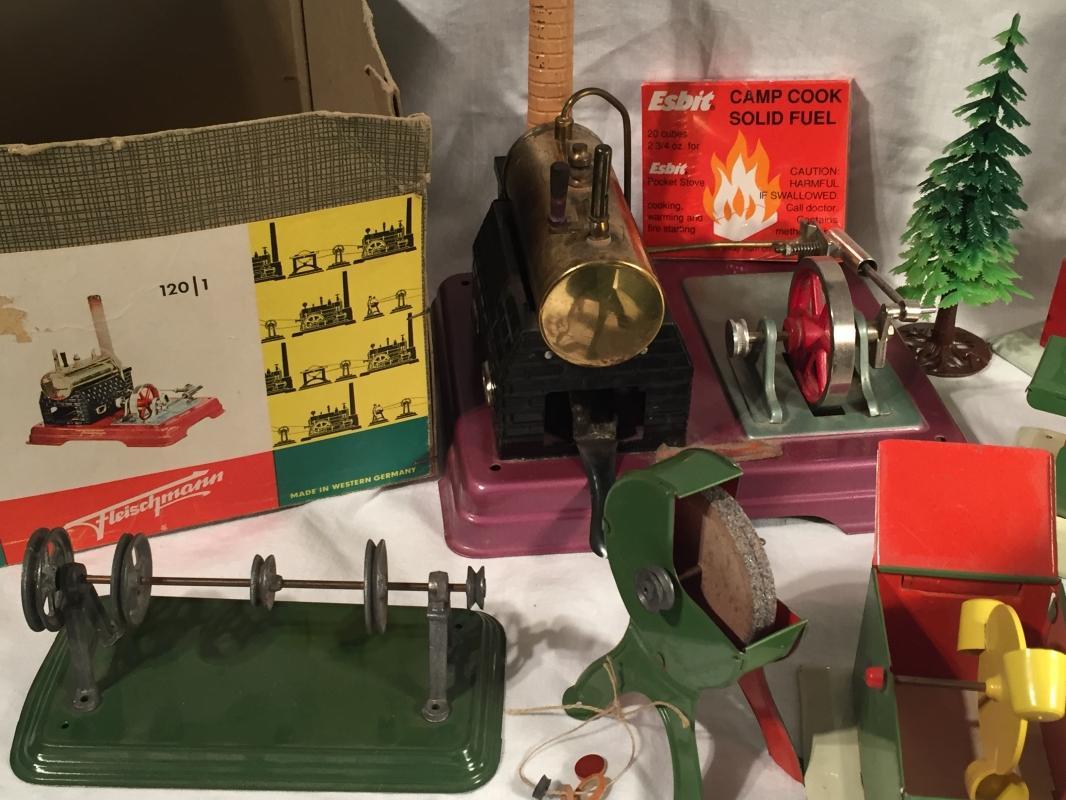 FLEISCHMANN _ Made in Germany_ ABSOLUTELY TESTED WORKING _ actually LIKE NEW for being vintage_ WHOLE LOT OF BEAUTIFUL TIN Steam Engine accessories.