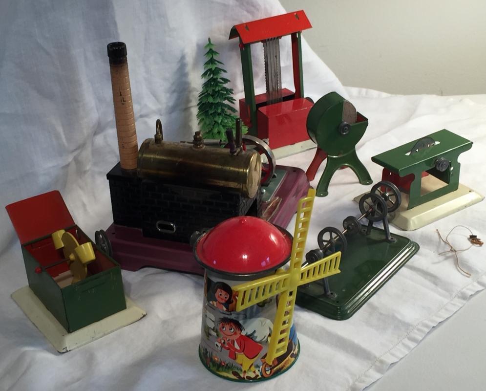 FLEISCHMANN _ Made in Germany_ ABSOLUTELY TESTED WORKING _ actually LIKE NEW for being vintage_ WHOLE LOT OF BEAUTIFUL TIN Steam Engine accessories.
