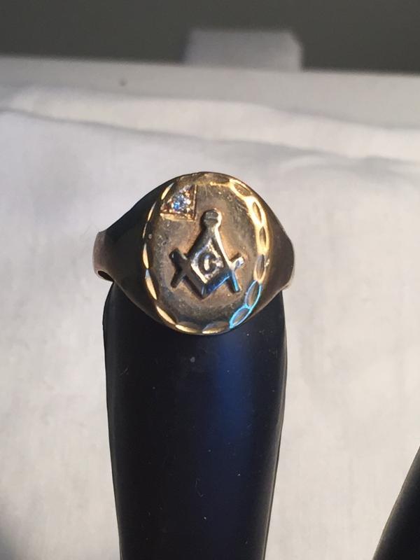 $10.00 SHIPPING USA + Canada_ Beautiful Vintage Men's MASONIC 10k GOLD Ring _ makes a nice Gift