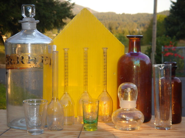 Vintage 39 pcs LABORATORY CHEMISTRY Apothacary Bottle,Separatory Funnel and More ~ Acid Etched EAGLE on 1 Pcs~.PLUS More Acid Etched Design on 5 pcs