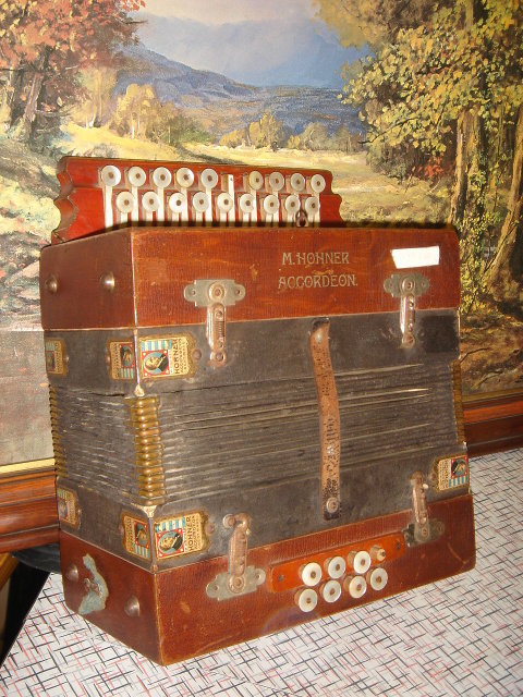Antique from ESTATE HOHNER BUTTON ACCORDION ACCORDEON Rare Find . Works. With Round Shell Buttons. Very Early German Model.