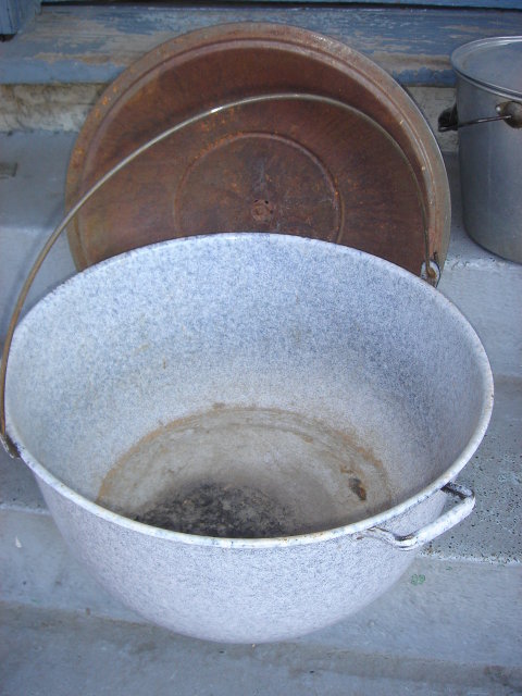 Antique Early 1900 GRANITEWARE HEAVY Gauge + LARGE 19 Inch POT with Original Tin Lid and Button Knob