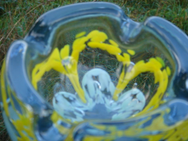 $139.00 Collectible __Attributed to : St. Clair ART GLASS Ashtray - Paperweight. __WOW, the skill of placing Bubble between each Flower.