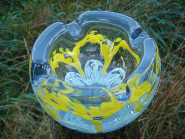 $139.00 Collectible __Attributed to : St. Clair ART GLASS Ashtray - Paperweight. __WOW, the skill of placing Bubble between each Flower.
