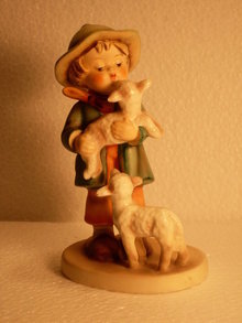 Vintage HUMMEL Figurine