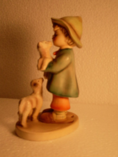 Vintage HUMMEL Figurine