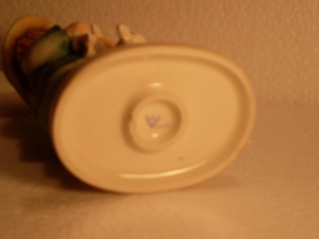 Vintage HUMMEL Figurine