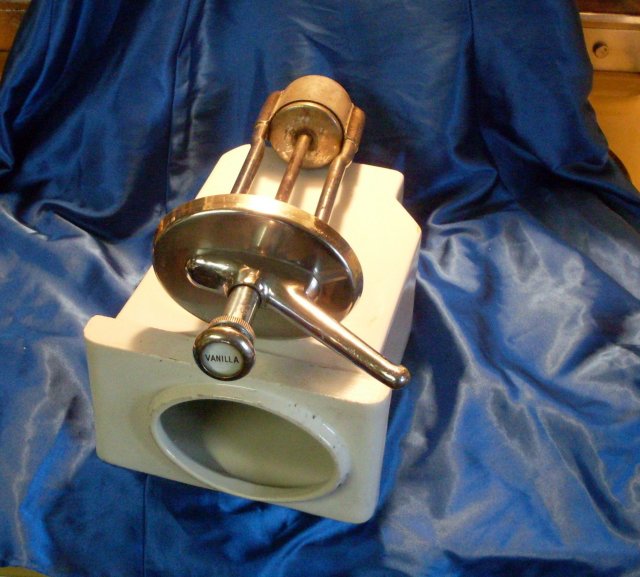 Soda Pop _ Fountain Vanilla syrup Dispenser Vanilla _ Heavy Pottery / porcelain Container with metal pump / spout NO DAMAGE see pic#3 Water Flow