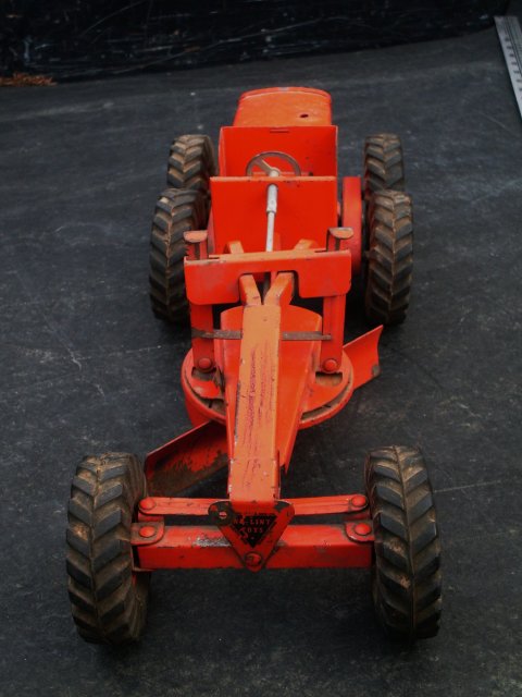 Toys _old timer _ 1950's_ 18 3/4 Inch Widest HEAVY DUTY _NYLINT TOYS Road Grader with ORIGINAL GENUINE RUBBER WHEELS. Original Paint. SHIPPING to U.S.A under $38.00 NO HST Taxes WHEN SHIPPED from CANADA.