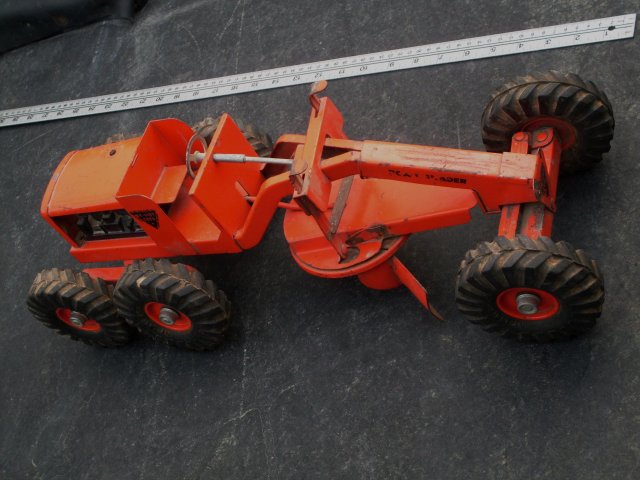 Toys _old timer _ 1950's_ 18 3/4 Inch Widest HEAVY DUTY _NYLINT TOYS Road Grader with ORIGINAL GENUINE RUBBER WHEELS. Original Paint. SHIPPING to U.S.A under $38.00 NO HST Taxes WHEN SHIPPED from CANADA.