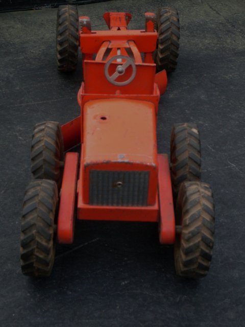 Toys _old timer _ 1950's_ 18 3/4 Inch Widest HEAVY DUTY _NYLINT TOYS Road Grader with ORIGINAL GENUINE RUBBER WHEELS. Original Paint. SHIPPING to U.S.A under $38.00 NO HST Taxes WHEN SHIPPED from CANADA.