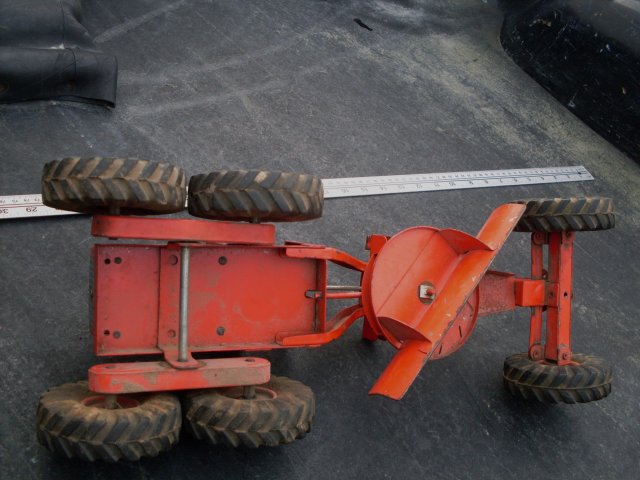 Toys _old timer _ 1950's_ 18 3/4 Inch Widest HEAVY DUTY _NYLINT TOYS Road Grader with ORIGINAL GENUINE RUBBER WHEELS. Original Paint. SHIPPING to U.S.A under $38.00 NO HST Taxes WHEN SHIPPED from CANADA.