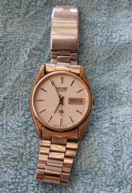 Quality VINTAGE Mens SEIKO Wristwatch _features Day + Date _Seiko Quartz_ Vintage Year 1979_WORKING Excellent