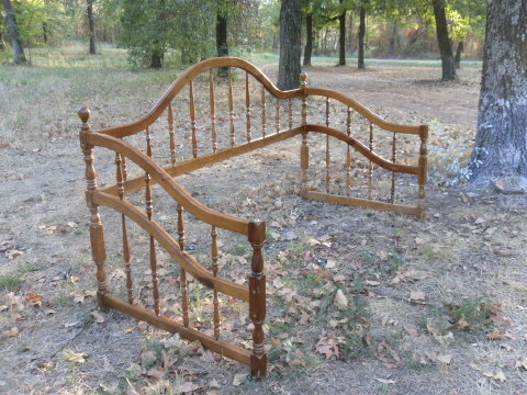 Vintage Wooden Spindle Day Bed **Complete**